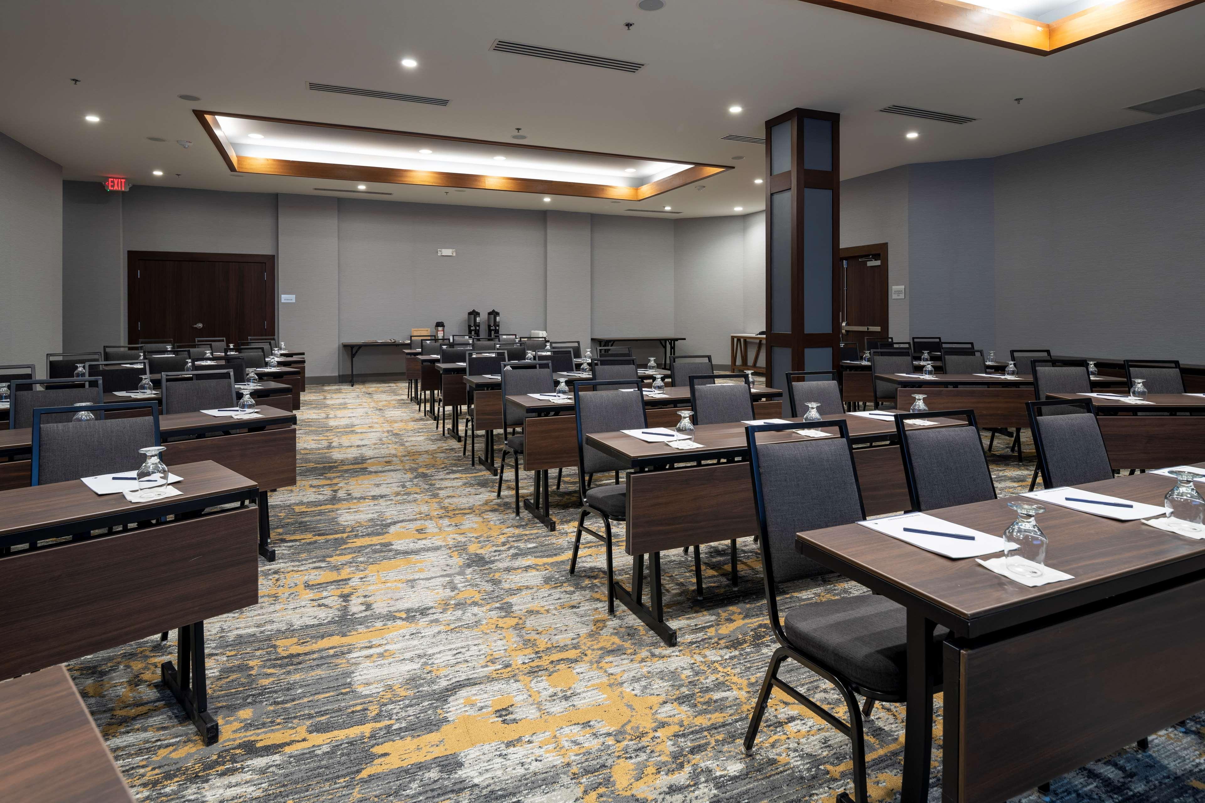 فندق Doubletree By Hilton Madison East المظهر الخارجي الصورة