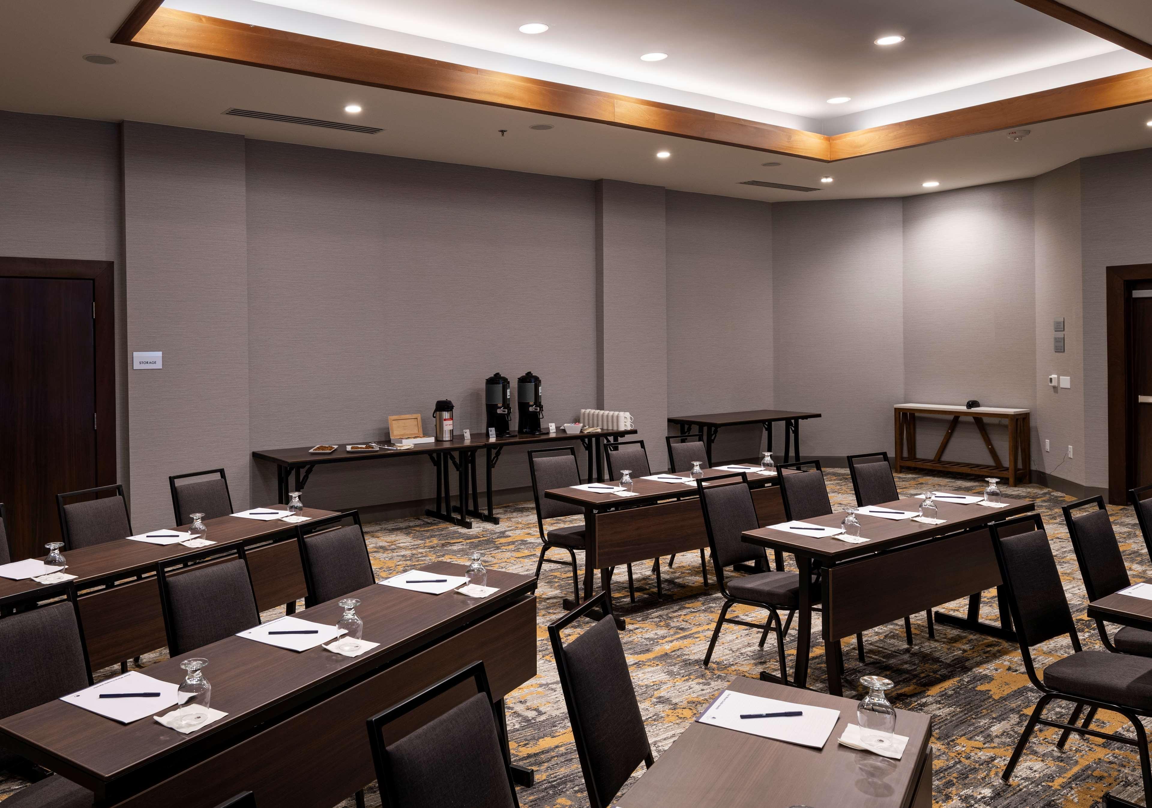 فندق Doubletree By Hilton Madison East المظهر الخارجي الصورة