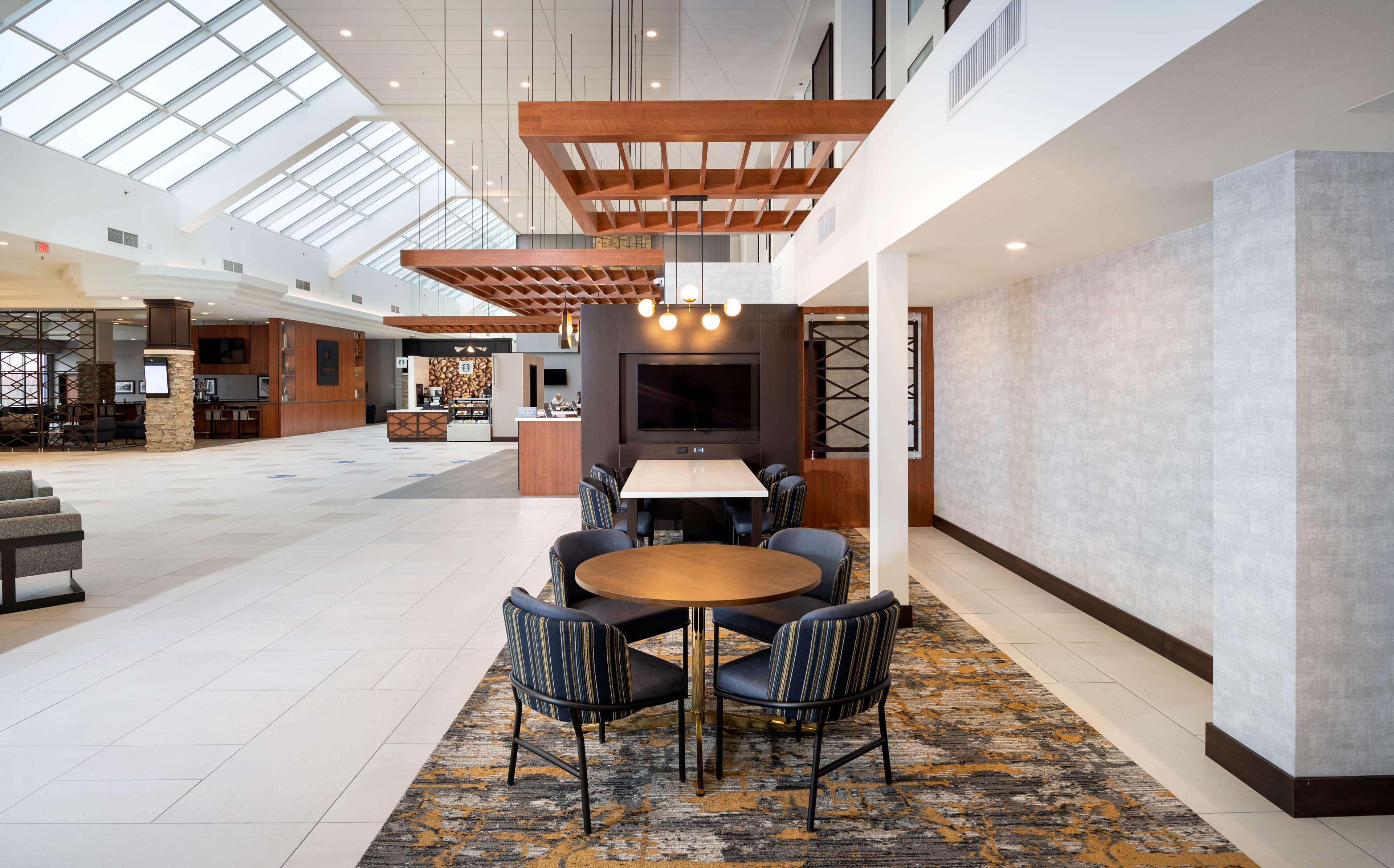 فندق Doubletree By Hilton Madison East المظهر الخارجي الصورة
