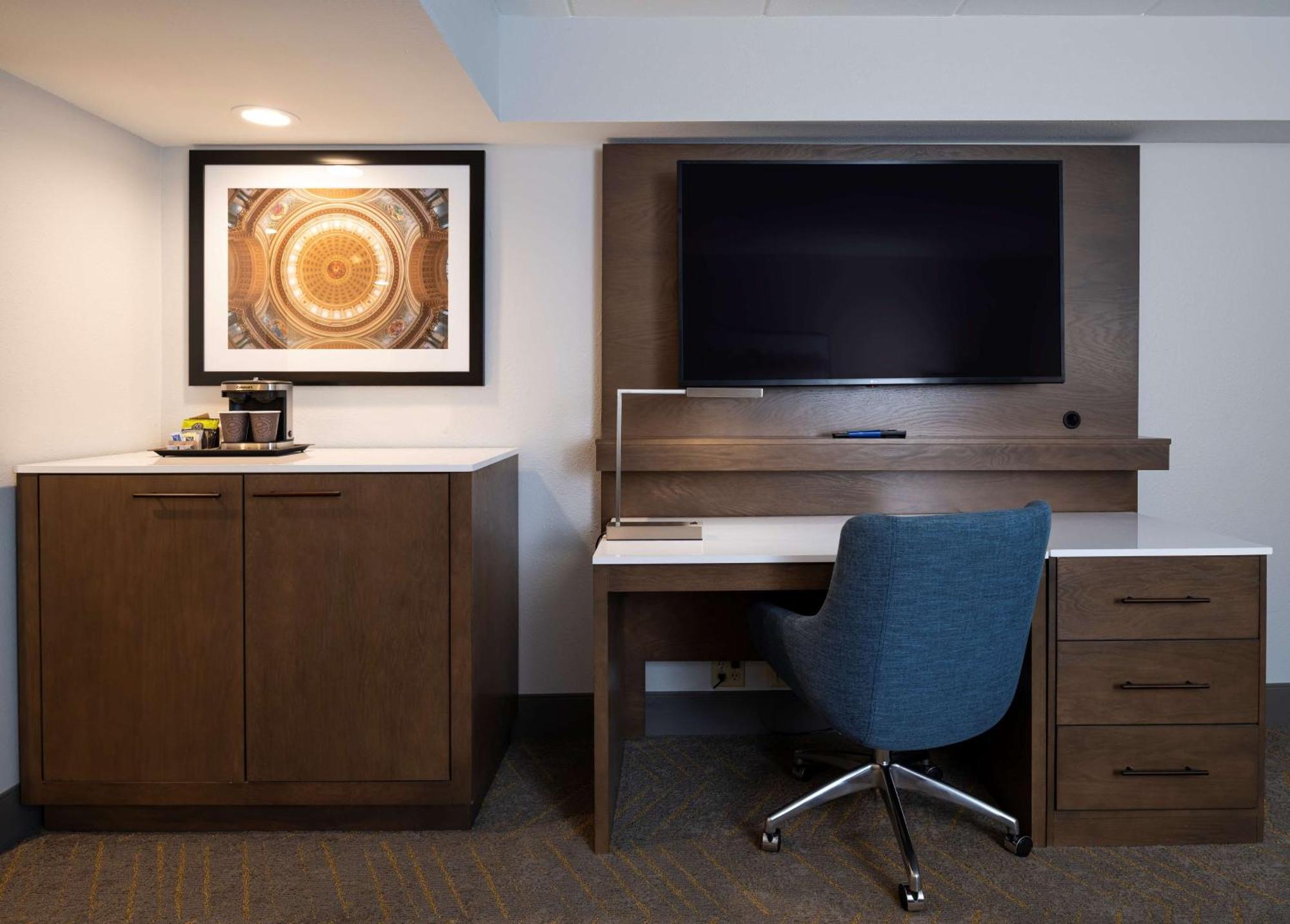 فندق Doubletree By Hilton Madison East المظهر الخارجي الصورة