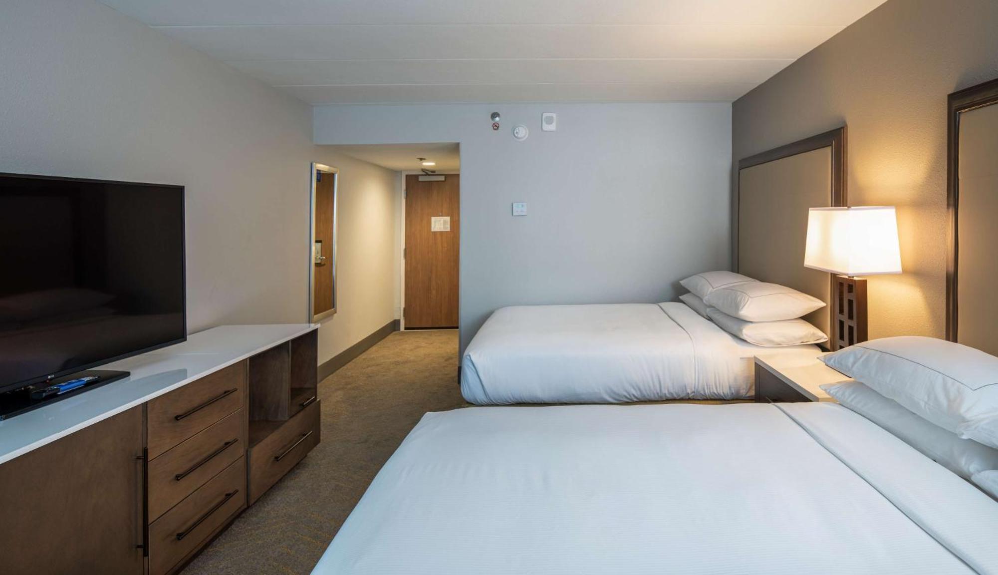 فندق Doubletree By Hilton Madison East المظهر الخارجي الصورة