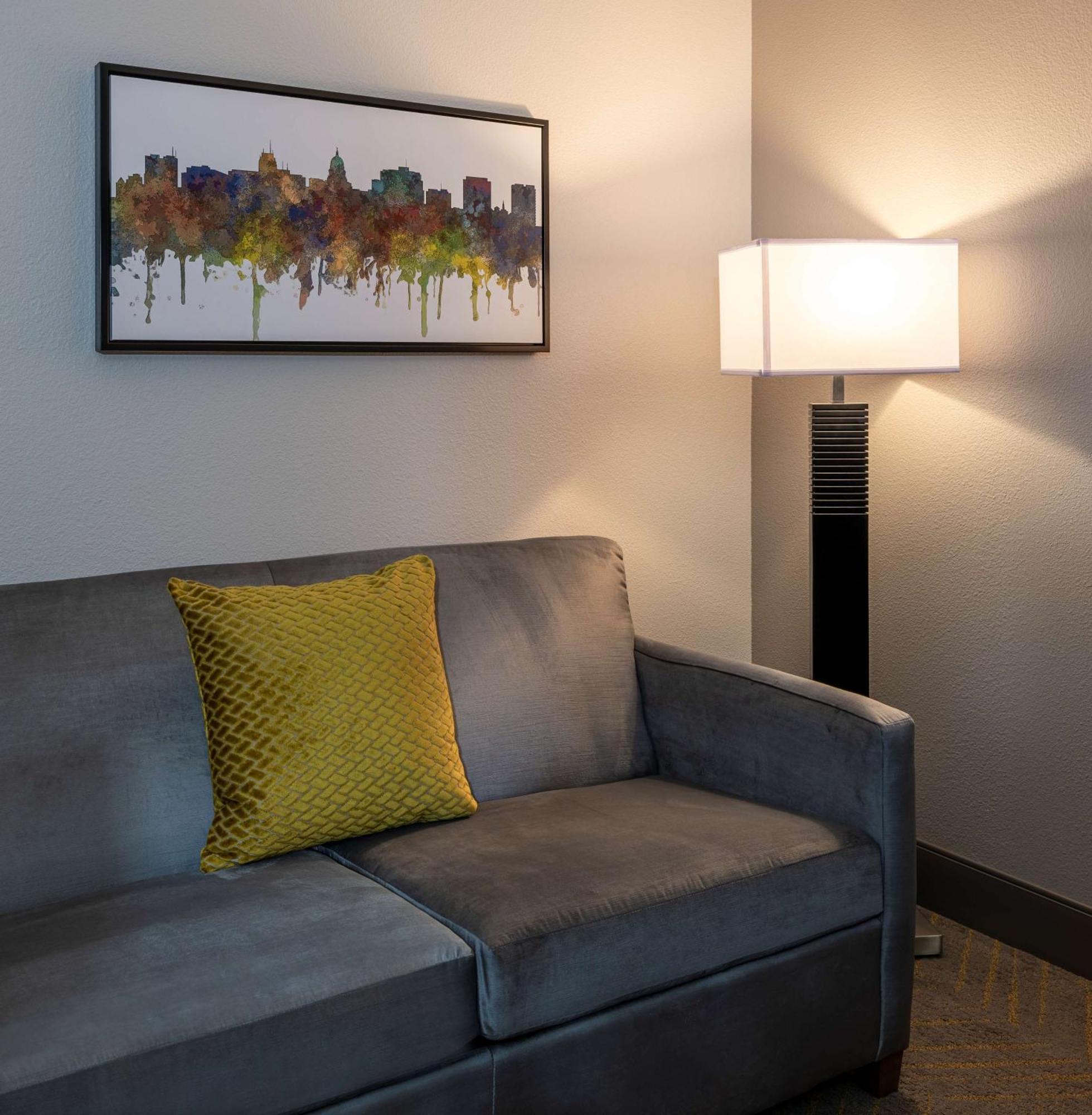 فندق Doubletree By Hilton Madison East المظهر الخارجي الصورة