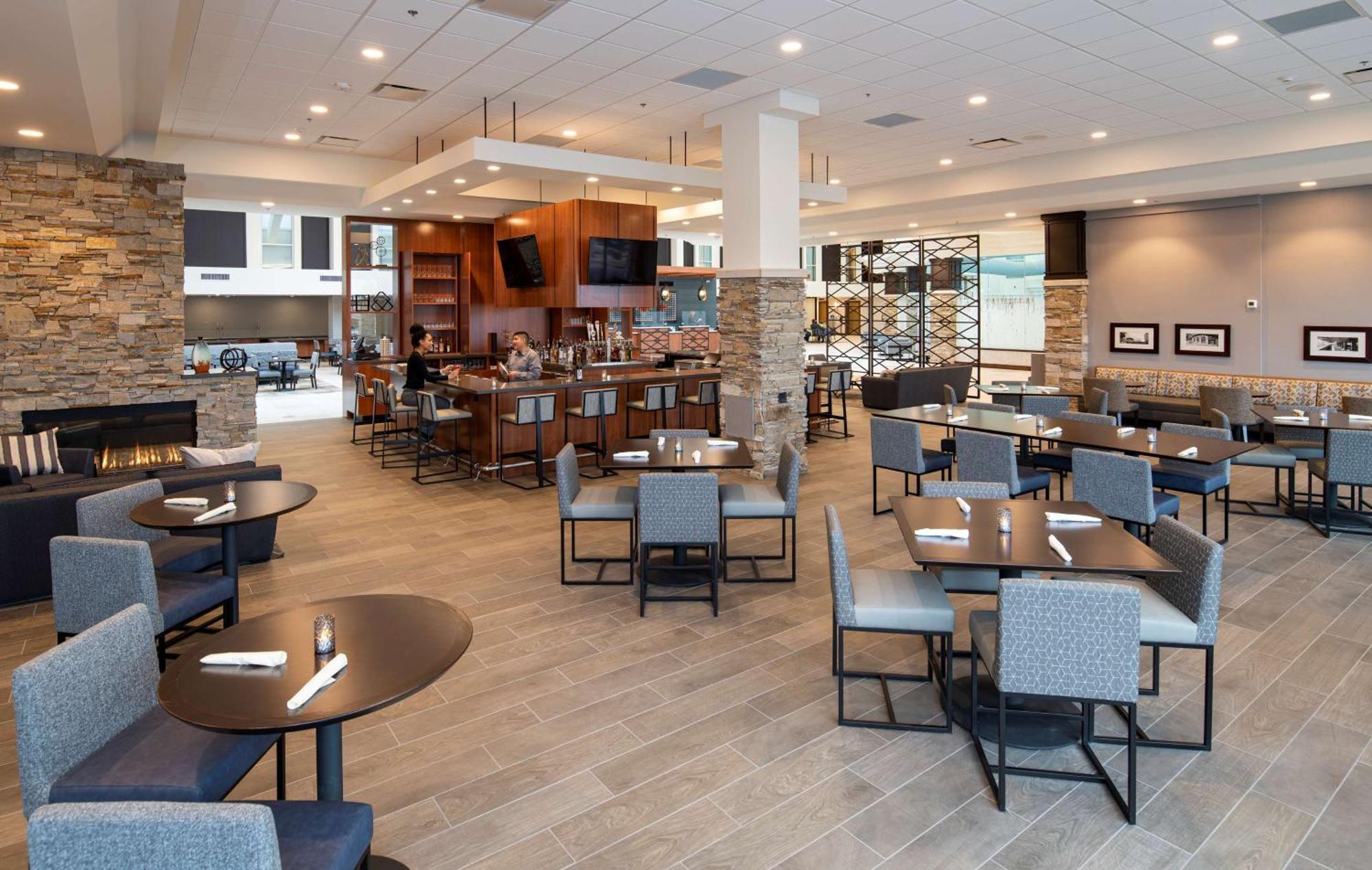 فندق Doubletree By Hilton Madison East المظهر الخارجي الصورة